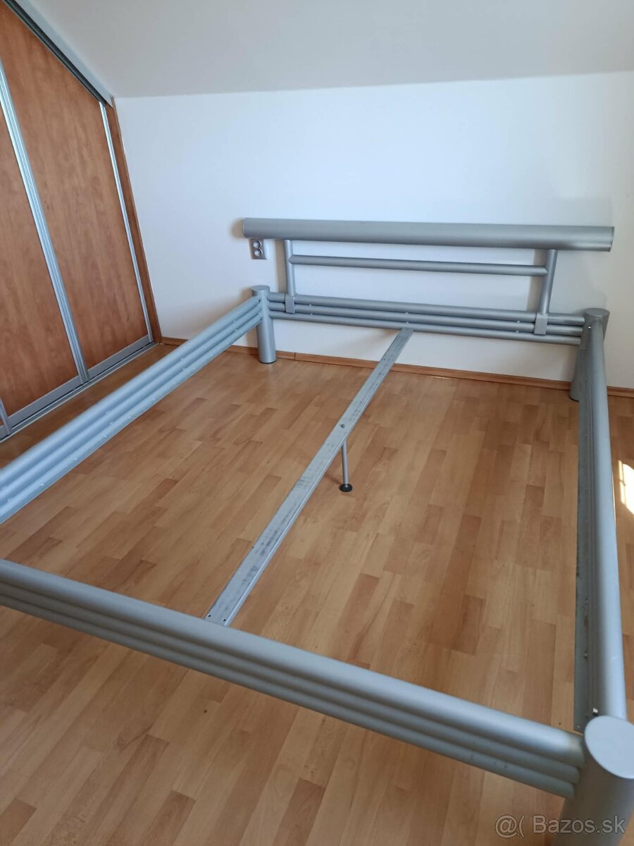 Rám kovovej manželskej postele