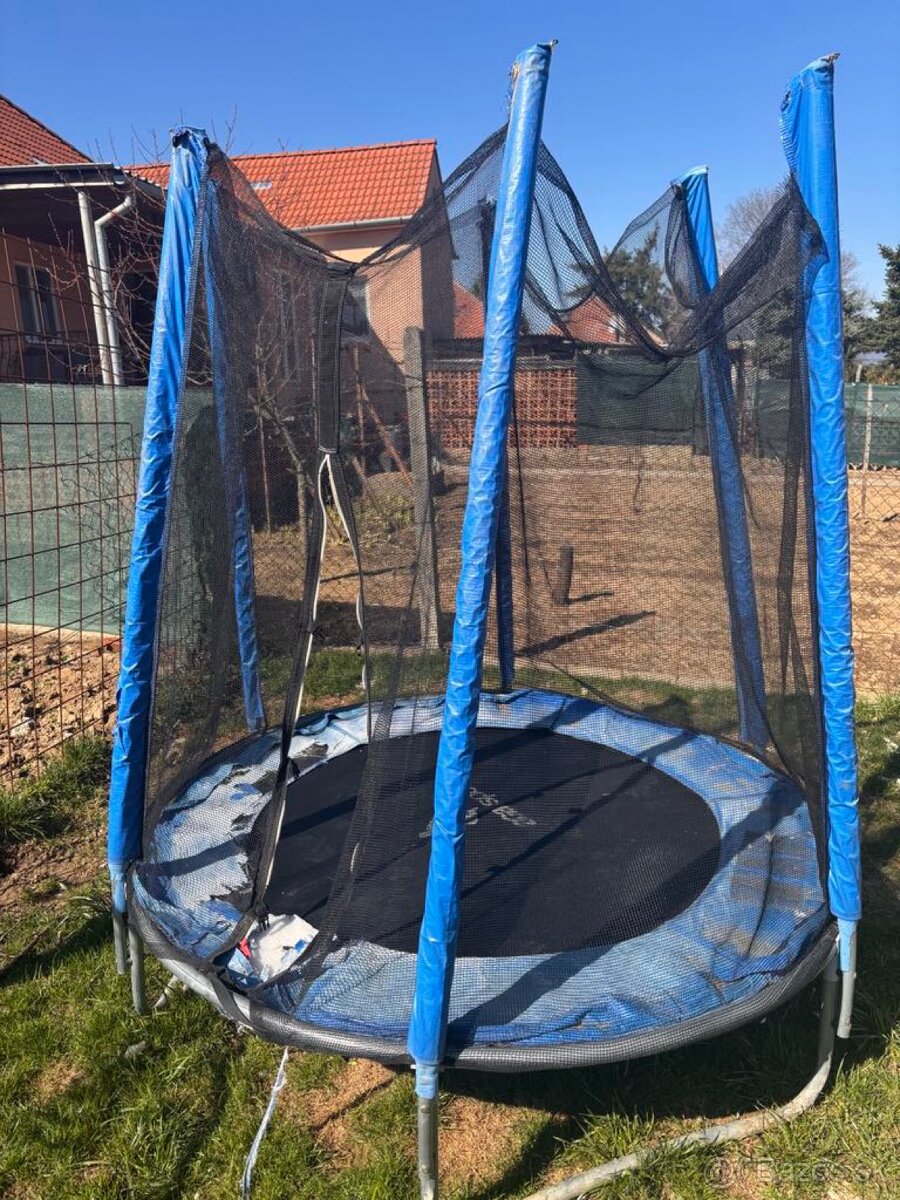 Darujem trampolinu