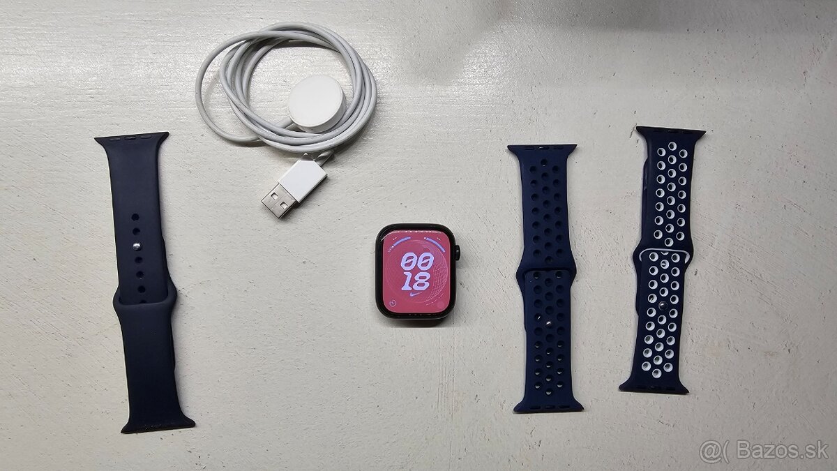 Apple Watch 7 black 45mm - čítaj popis, drobná chyba