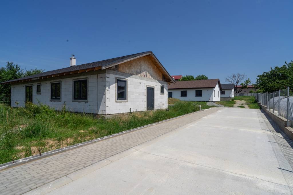 NOVOSTAVBA S VEĽKORYSÝM POZEMKOM PRI KOŠICIACH, 950 m², VAJK
