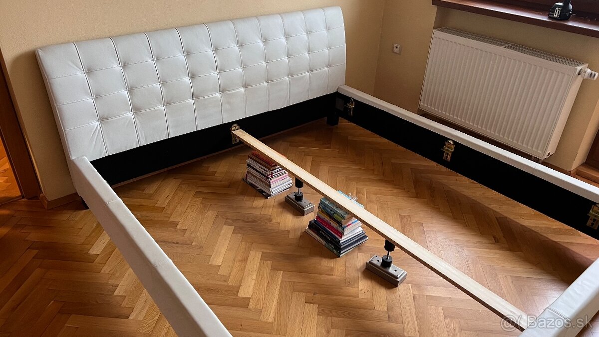 Predám štýlovú manželskú posteľ – biela koža, 180 cm