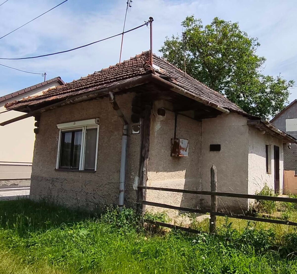 Historická sýpka s potenciálom a útulná drevenica v Keviciac