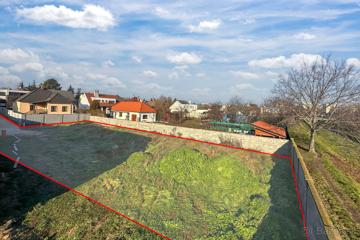 Na PREDAJ Slnečný, stavebný pozemok ,oplotený v obľúbene