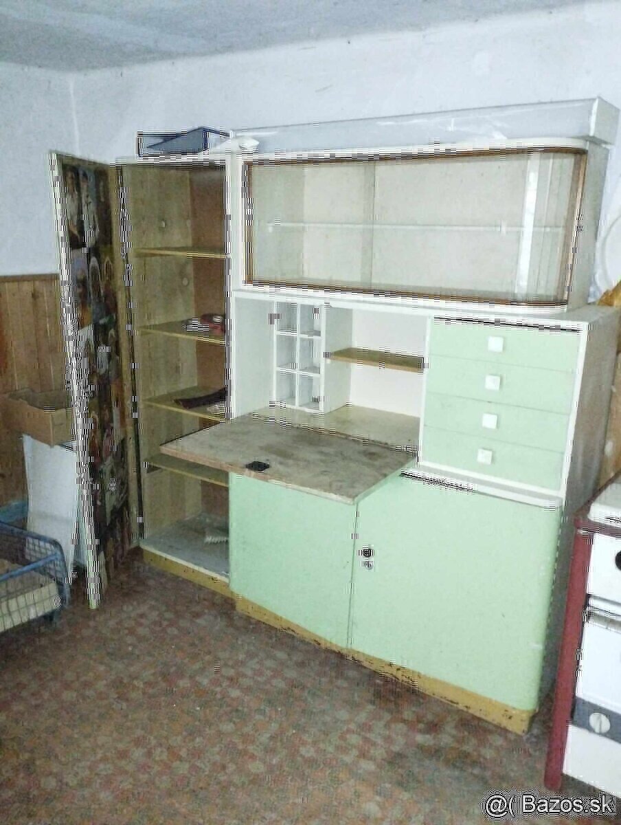 Kredenc a drevené poličky