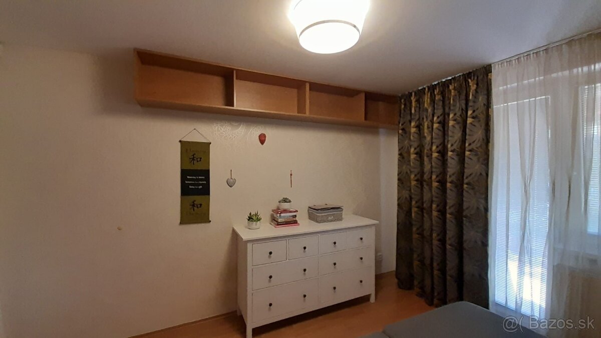 Predáme policovú zostavu