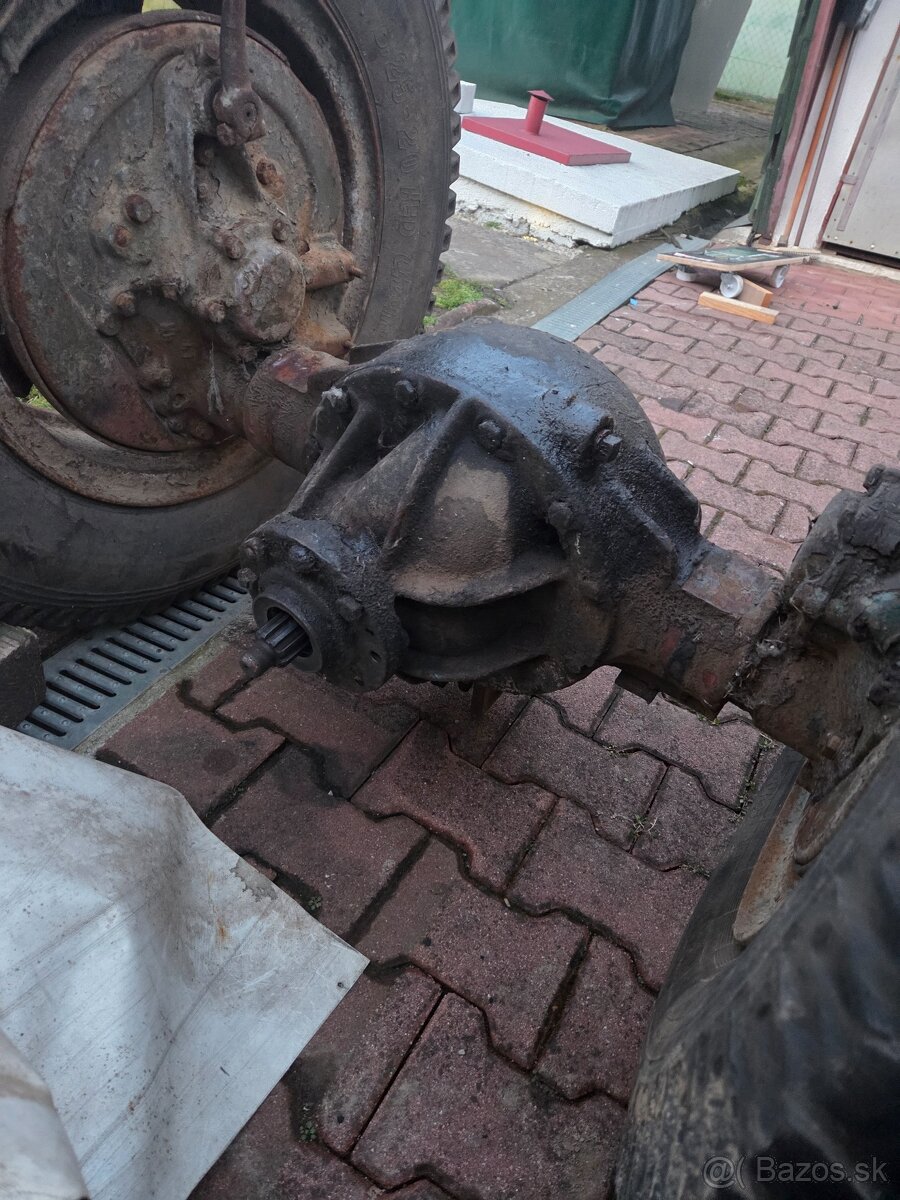 Náprava zúžená s pneumatikami