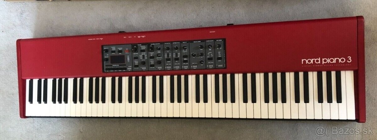 klávesnica Nord piano 3 s 88 klávesmi.