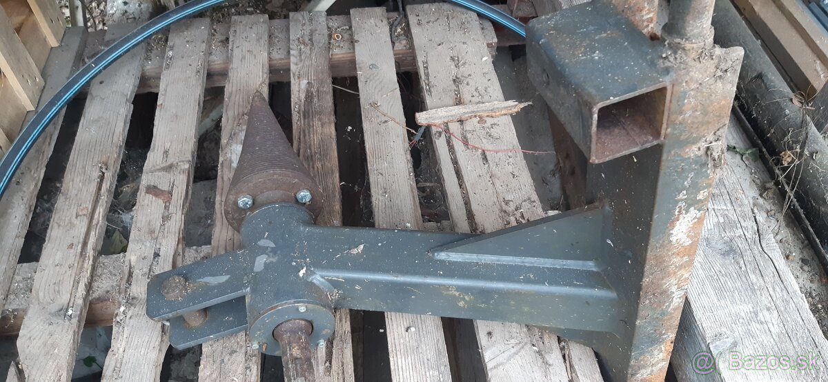 Štiepačka na drevo za traktor