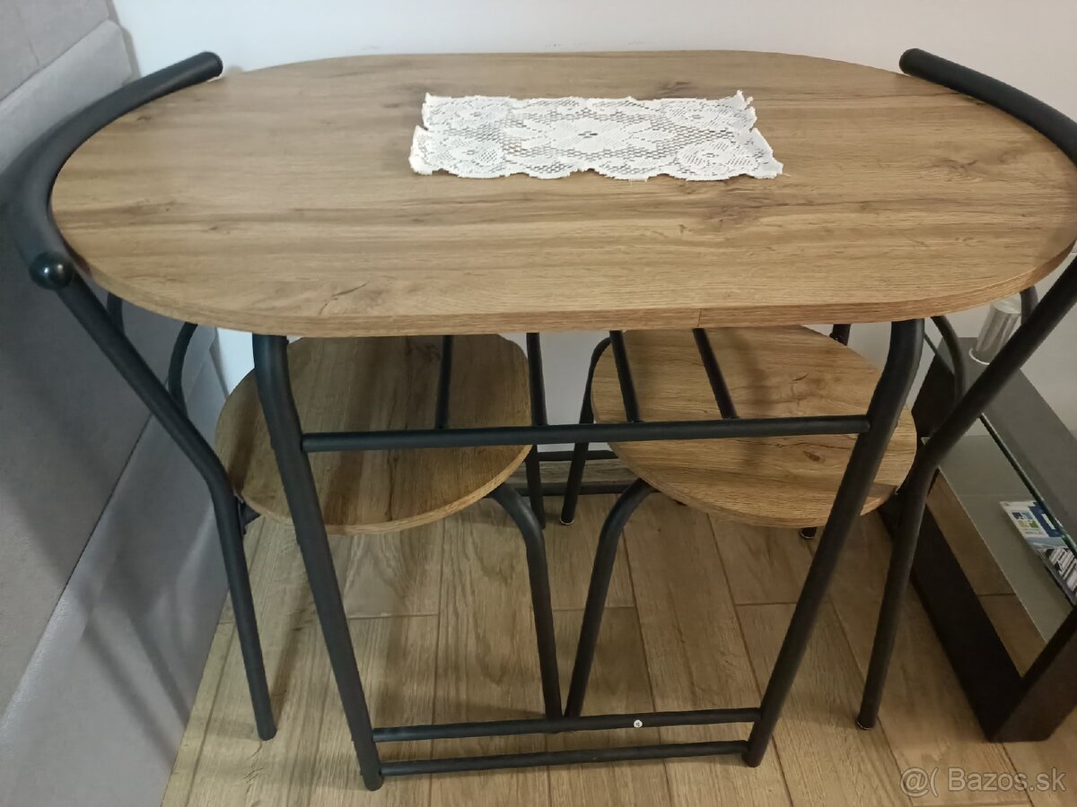 Kuchynský stôl a dve stoličky
