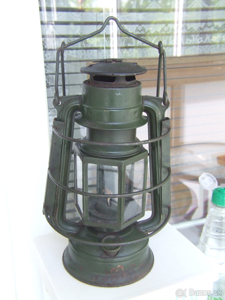 Vojenska petrolejová lampa. Pekná tmavá zelená farba.