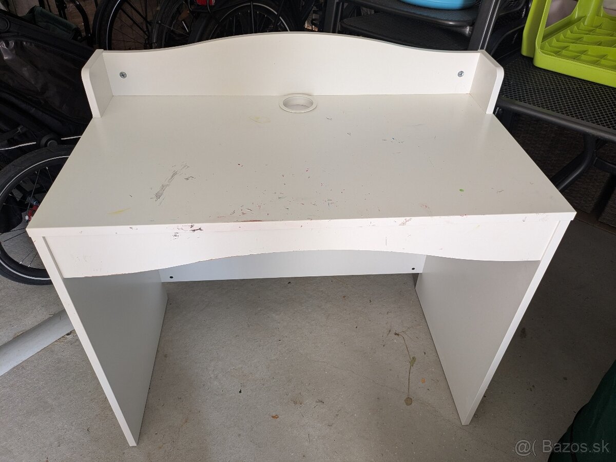 darujem biely písací stolík