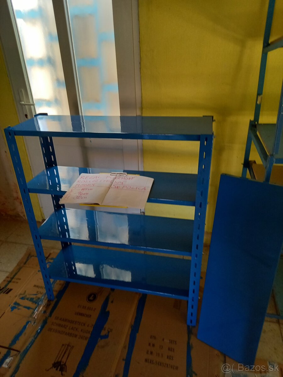 Regal s hrubými plechovými poličkami,regale