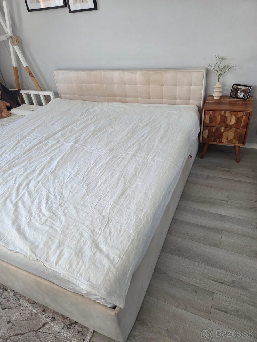 Manželská postel aj s matracami - uložný priestor, rošty
