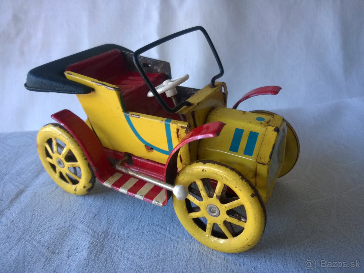 staré plechové auto, a model ferrari- retro hračky