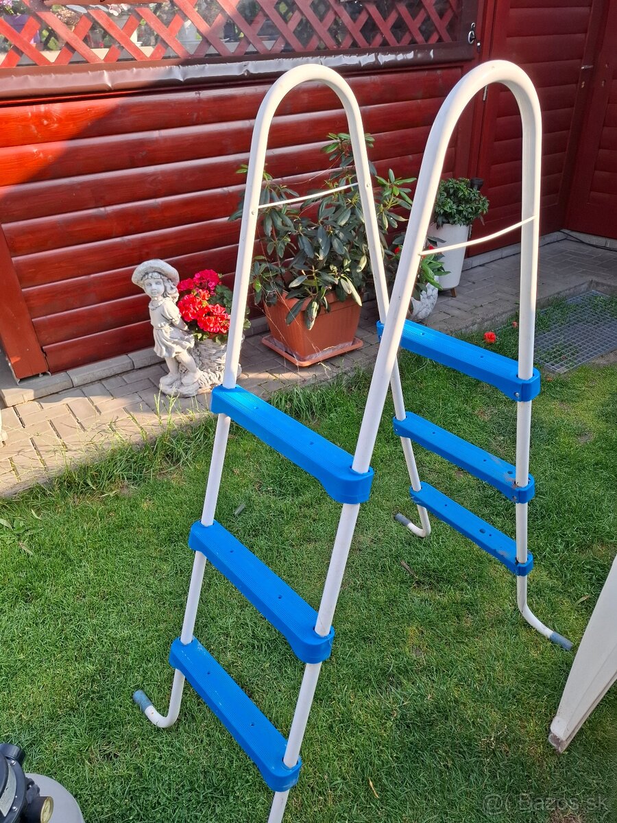 Schodíky k bazénu