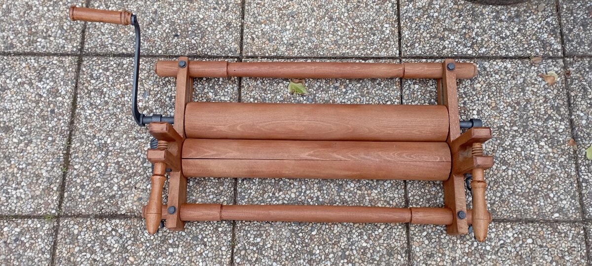 Starý drevený mangel