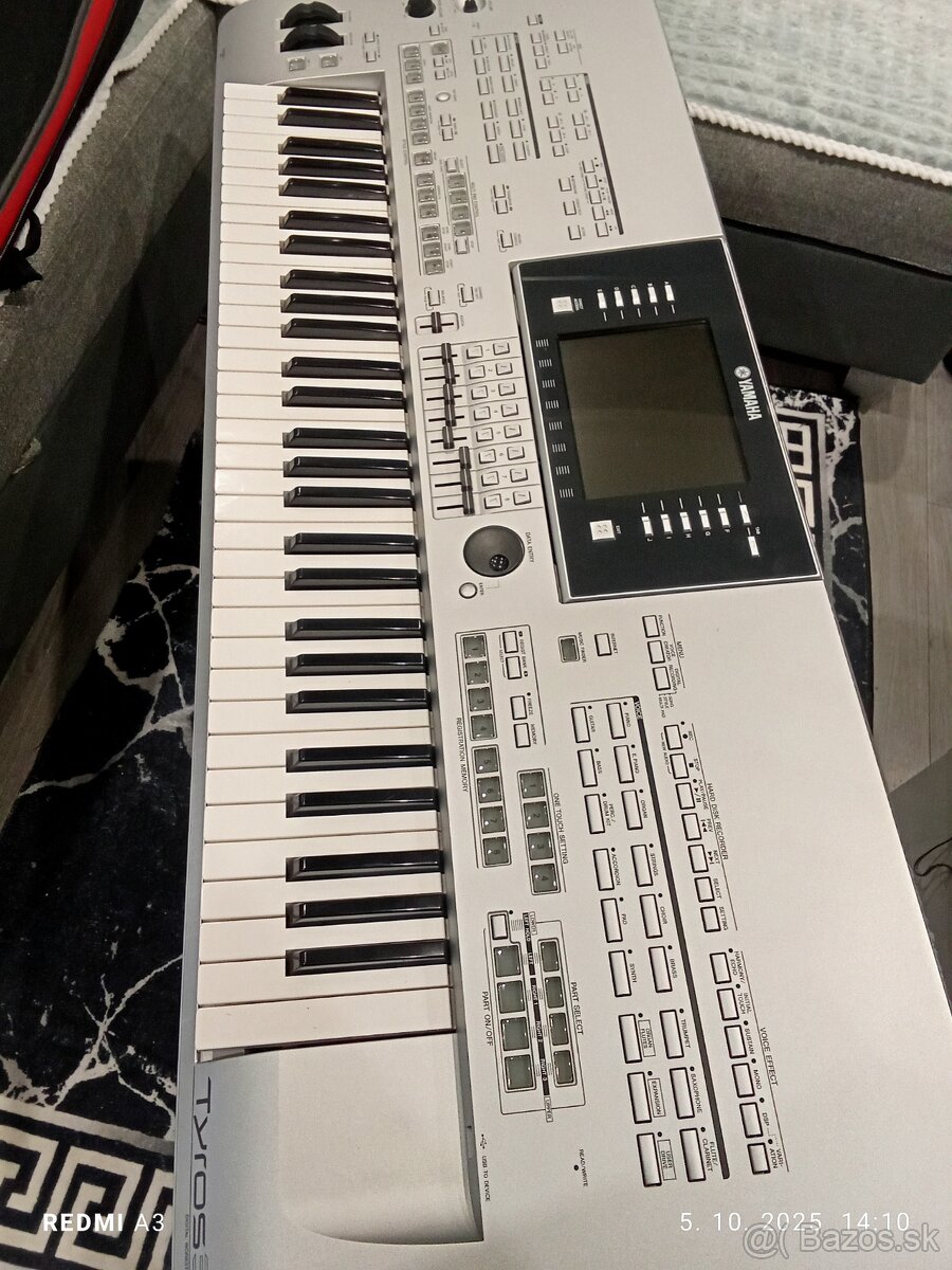 Tyros 3 Tom je ramm 512 + tomu dávam JBL studio reproduktor.