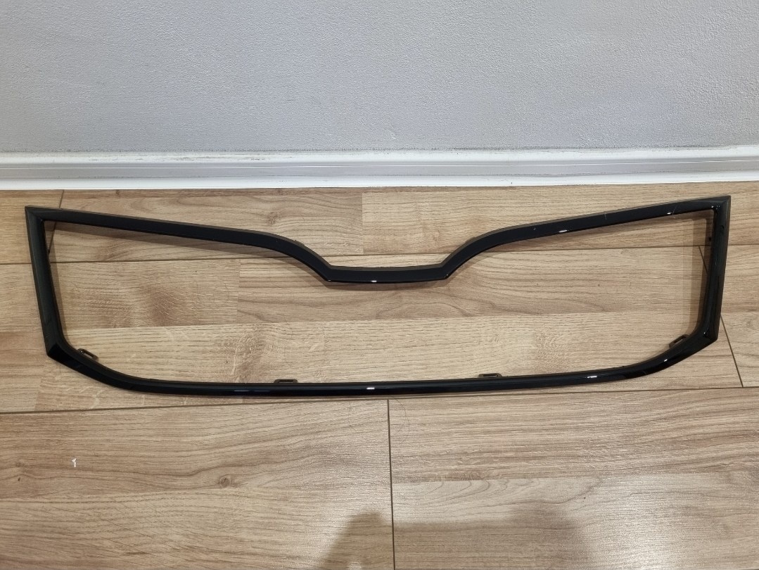 PREDNA MASKA OCTAVIA RAMCEK GRILU MASKY CIERNY