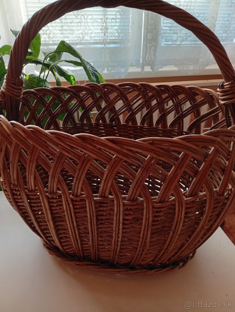 Košík a keramický pes