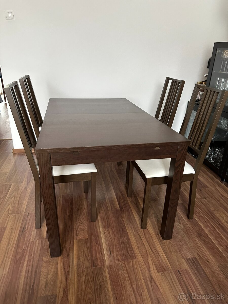 Kuchynský stôl + 4 stoličky
