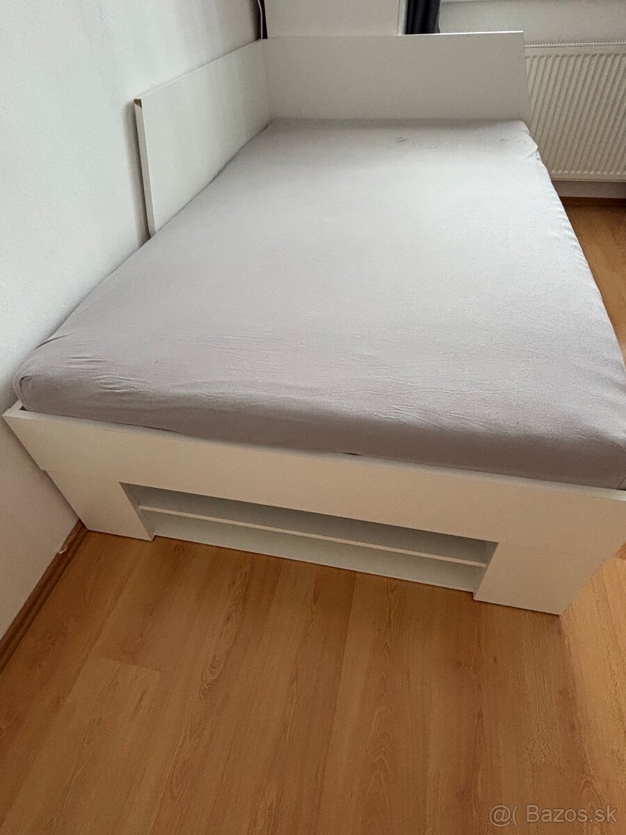 Postel so zástenou