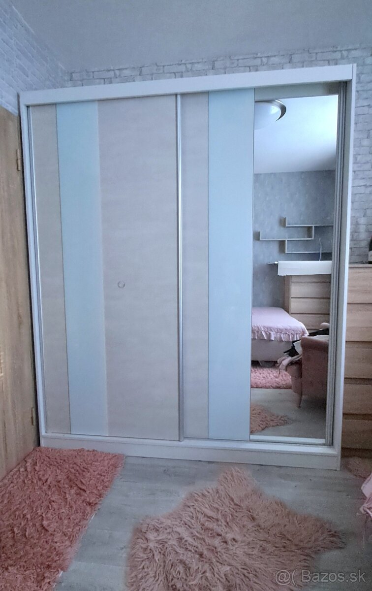 Veľká šatníková skriňa
