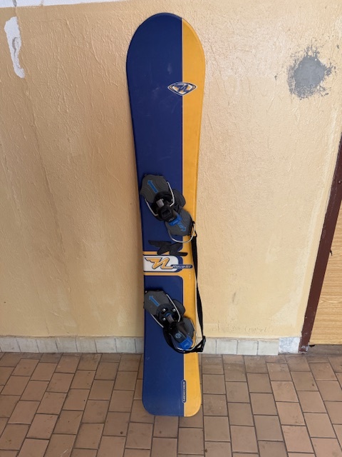 Tvrdy pretekarsky snowboard pevne viazanie