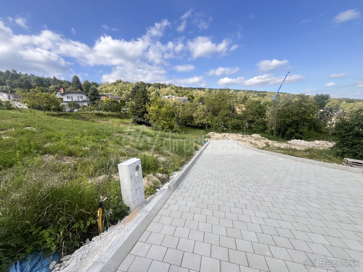 Slnečný pozemok pre RD, 768m2, všetky IS, akt UPI, BA-…
