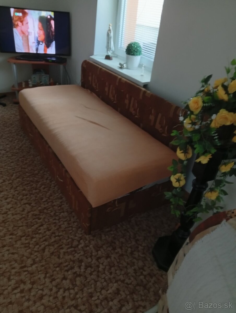 Rozťahovacia pohovka s úložným priestorom