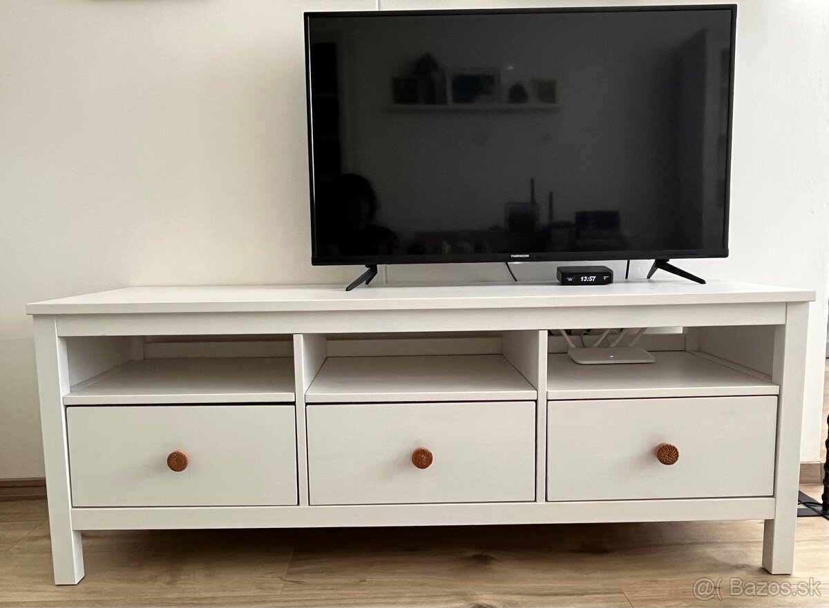 TV stolík a vitrina Hemnes