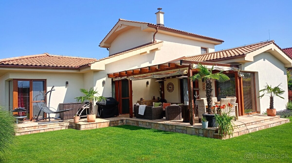 Predaj priestranného 4-izbového rodinného domu v stredomo