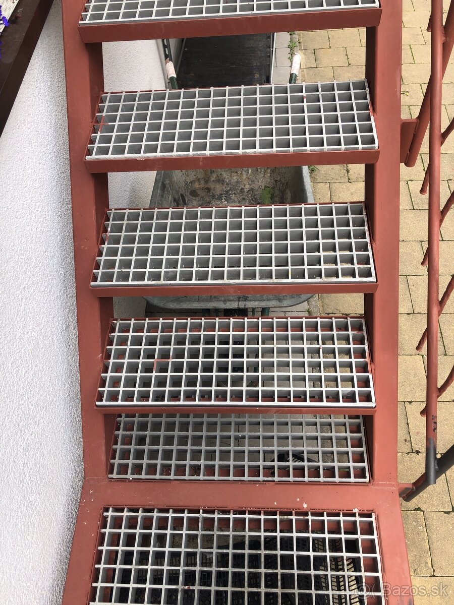 MOLO A KOMPOZITNE ROSTY NA SCHODY