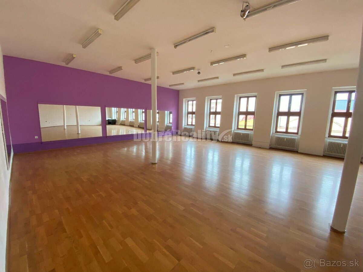 Na prenájom veľký, lukratívny komerčný priestor v centre mes