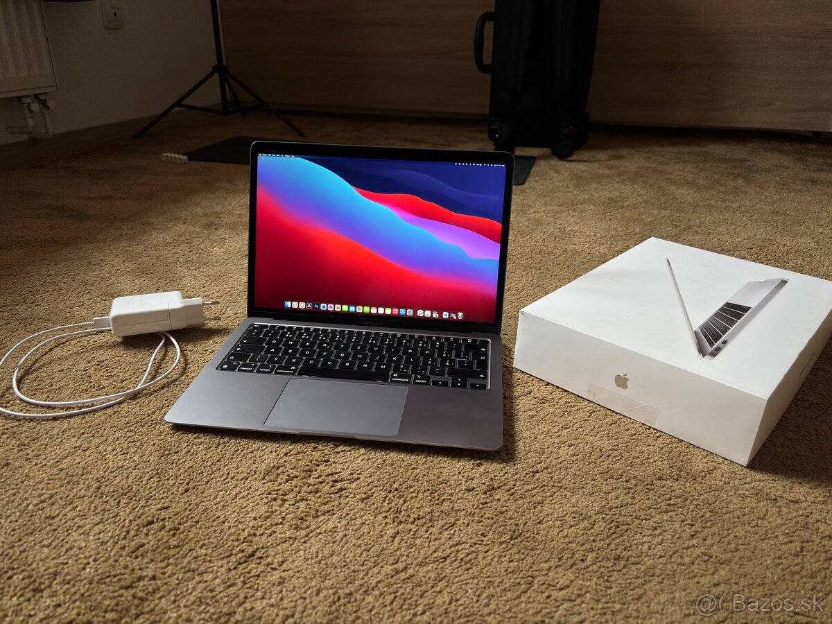 MacBook Air M1 8/256GB top stav, krabice, nabíječka