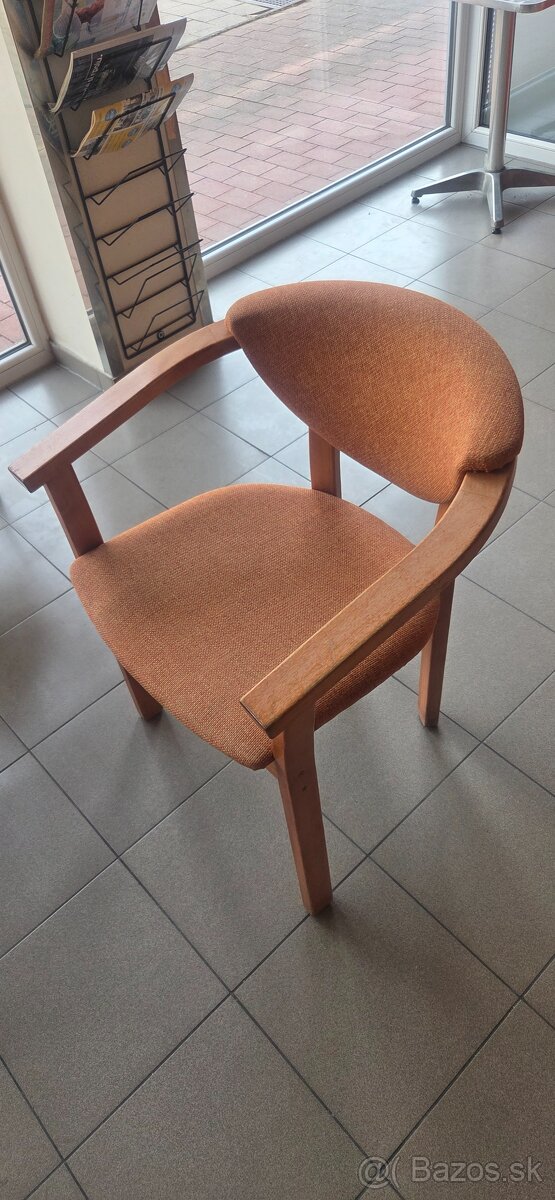 Stoličky-kresla z kaviarne