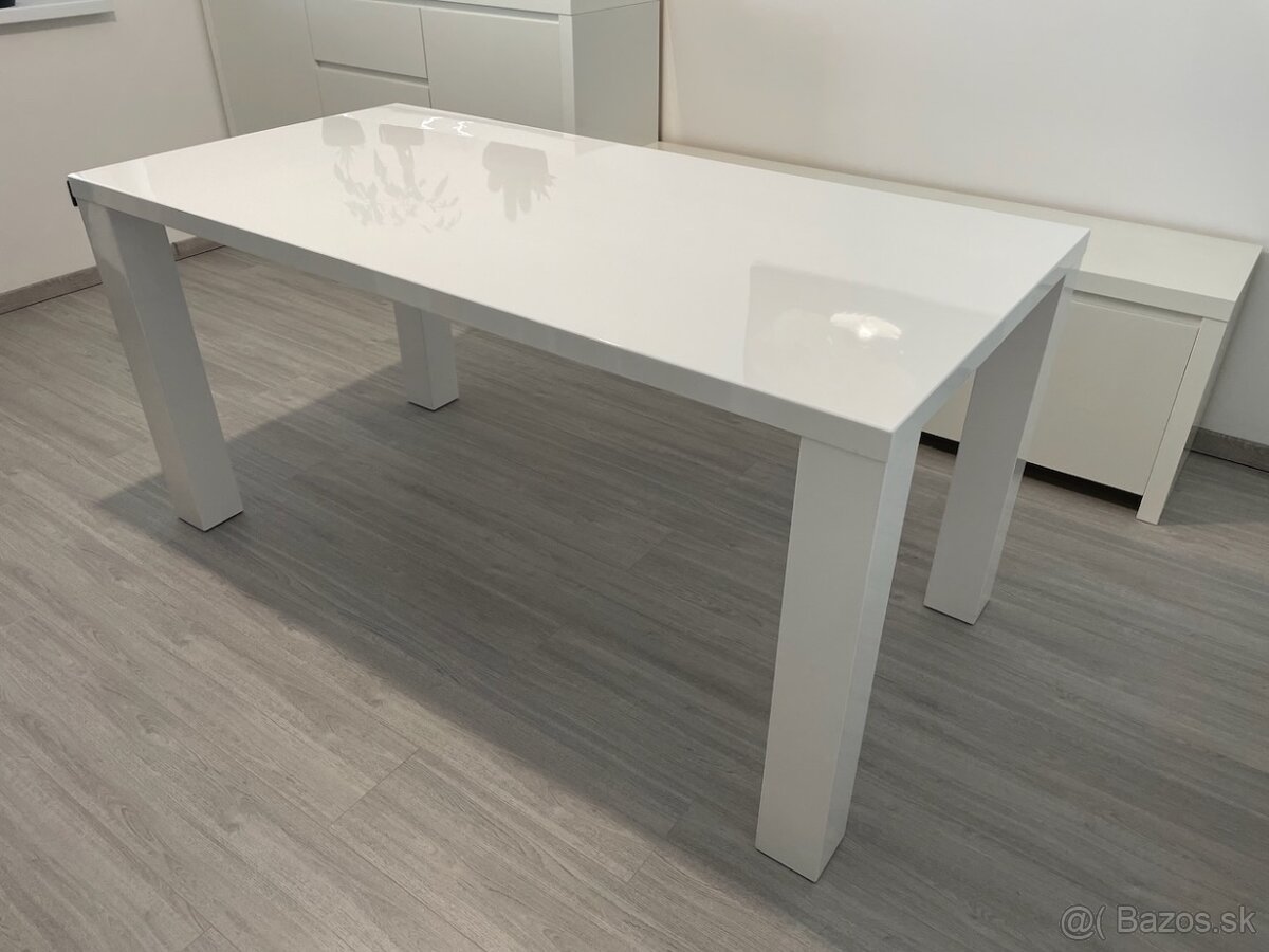 Predám biely jedálenský stôl