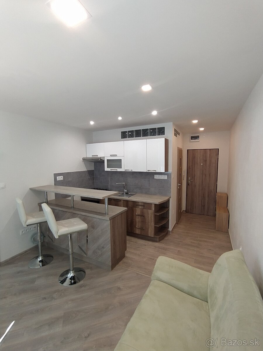 1-izbový zrekonštruovaný, plne zariadený byt s balkónom