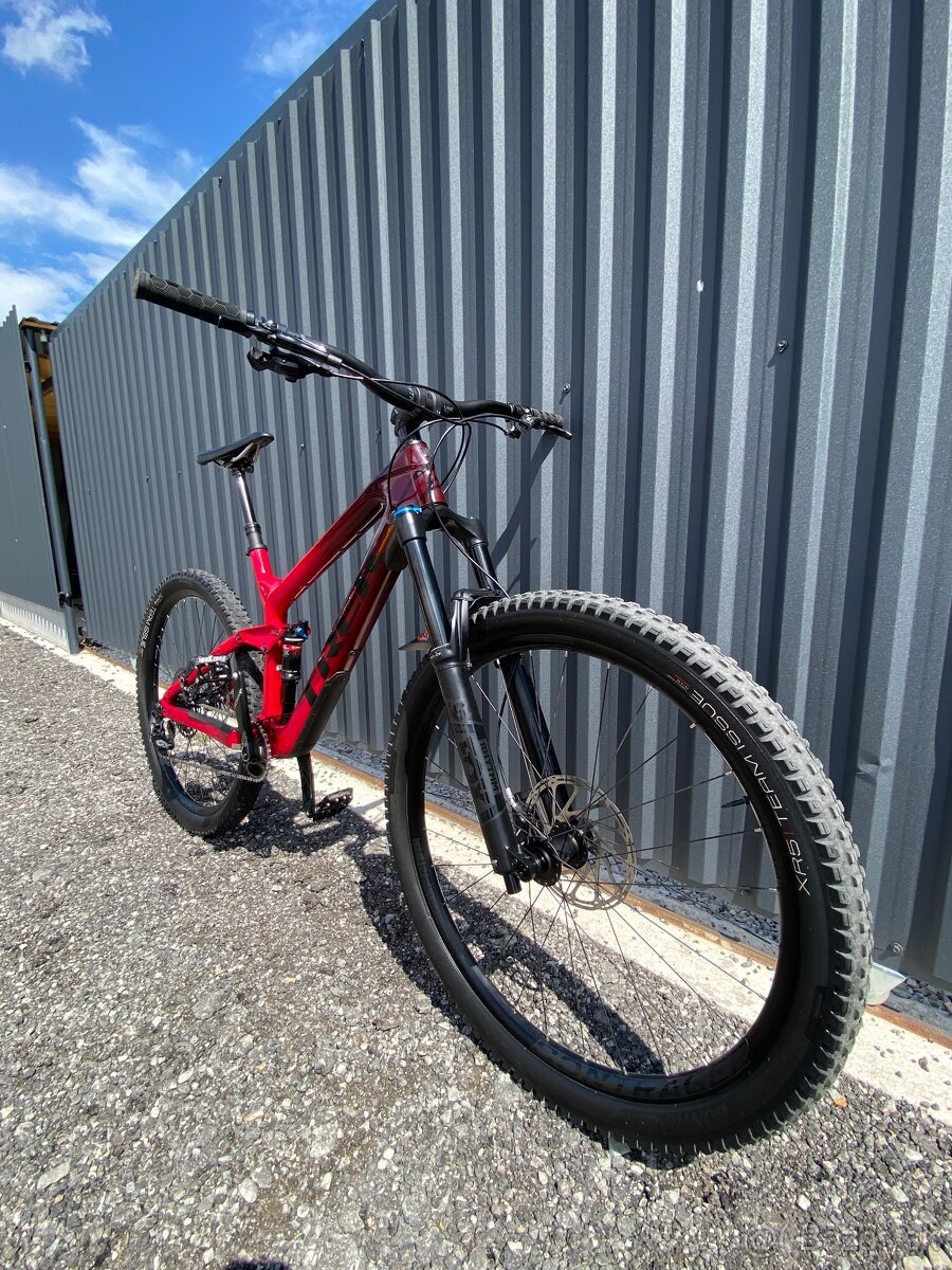 Trek Slash 9.7 Cobra Blood to Magneta Fade, Carbon