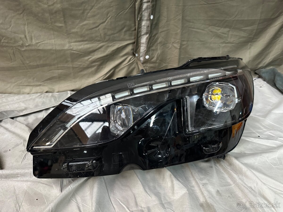 Peugeot 3008 predný svetlomet ľavý