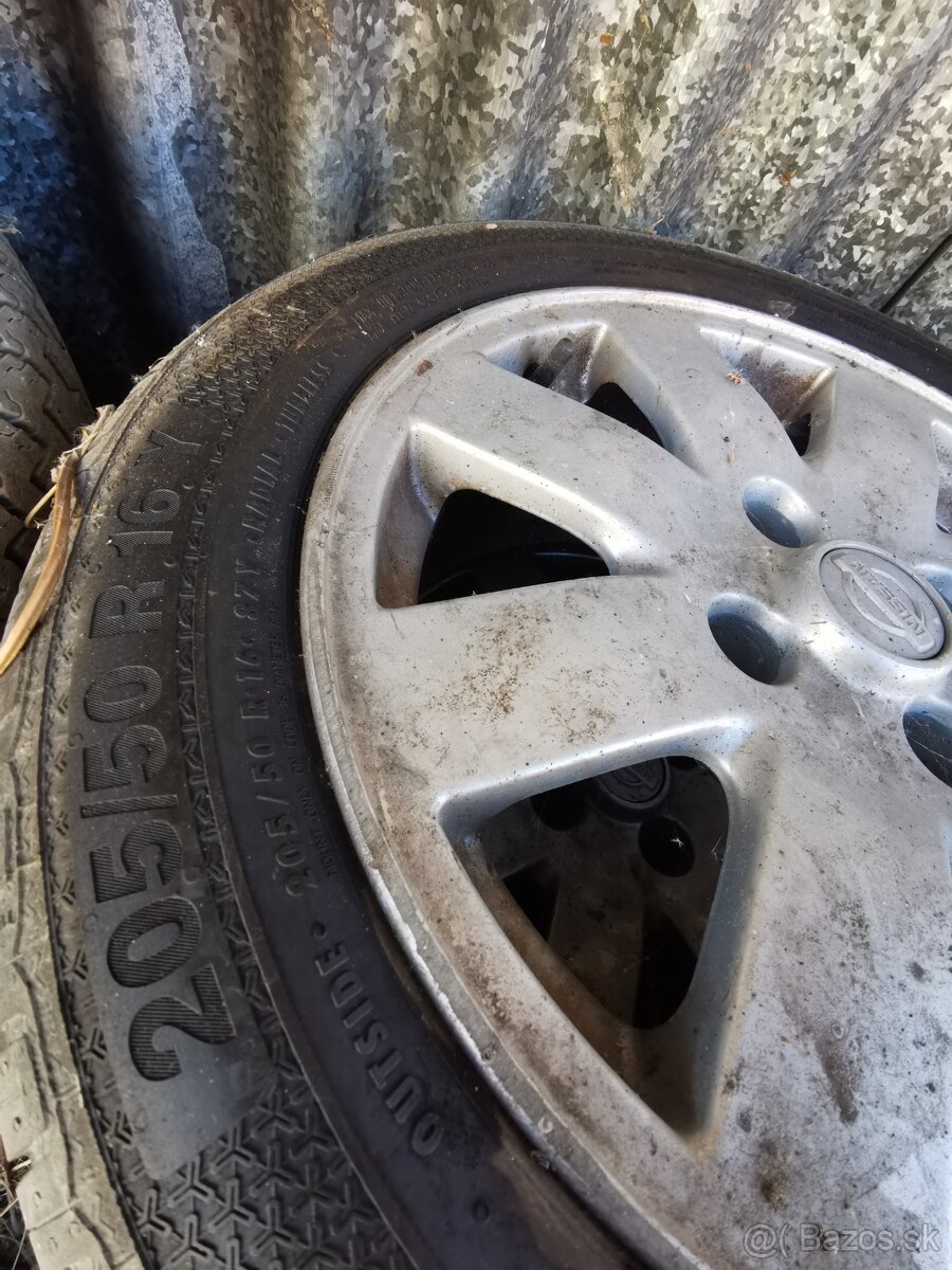 Nissan Almera, Primera