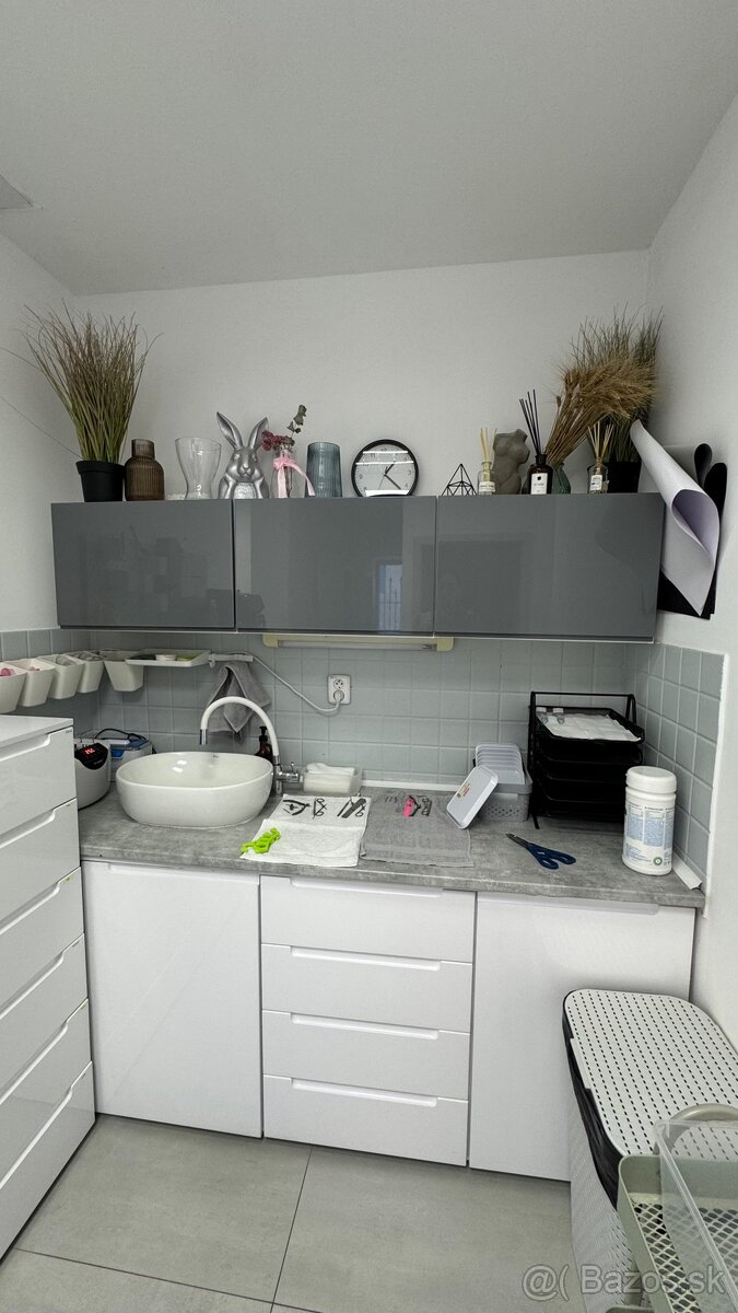 Predaj skrinky s umývadlom + batéria