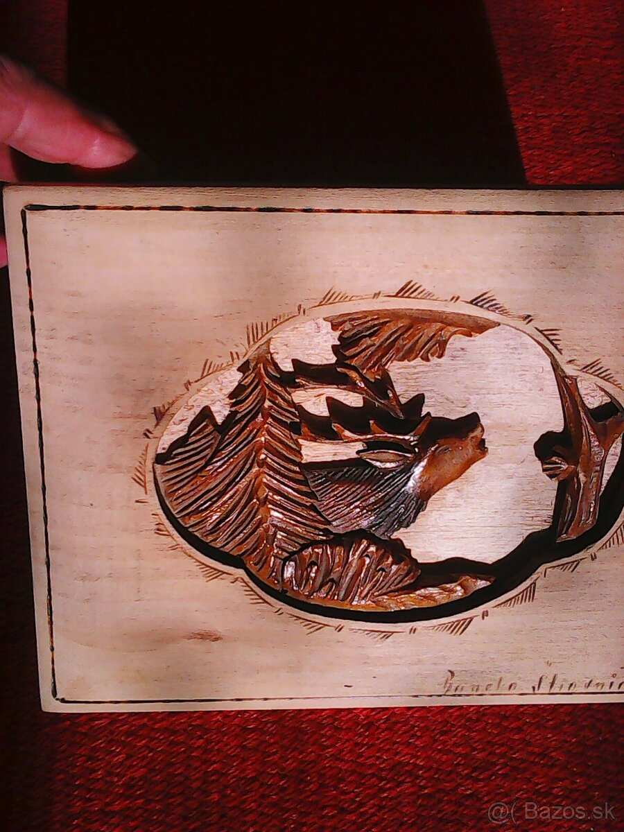 doza drevena zdobena- jelen