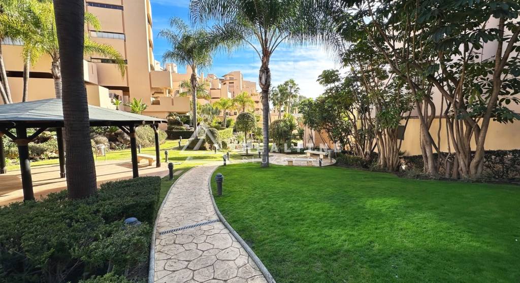 ESTEPONA, APARTMÁN NA PREDAJ – PRIAMO PRI MORI, BAHÍA DE LA