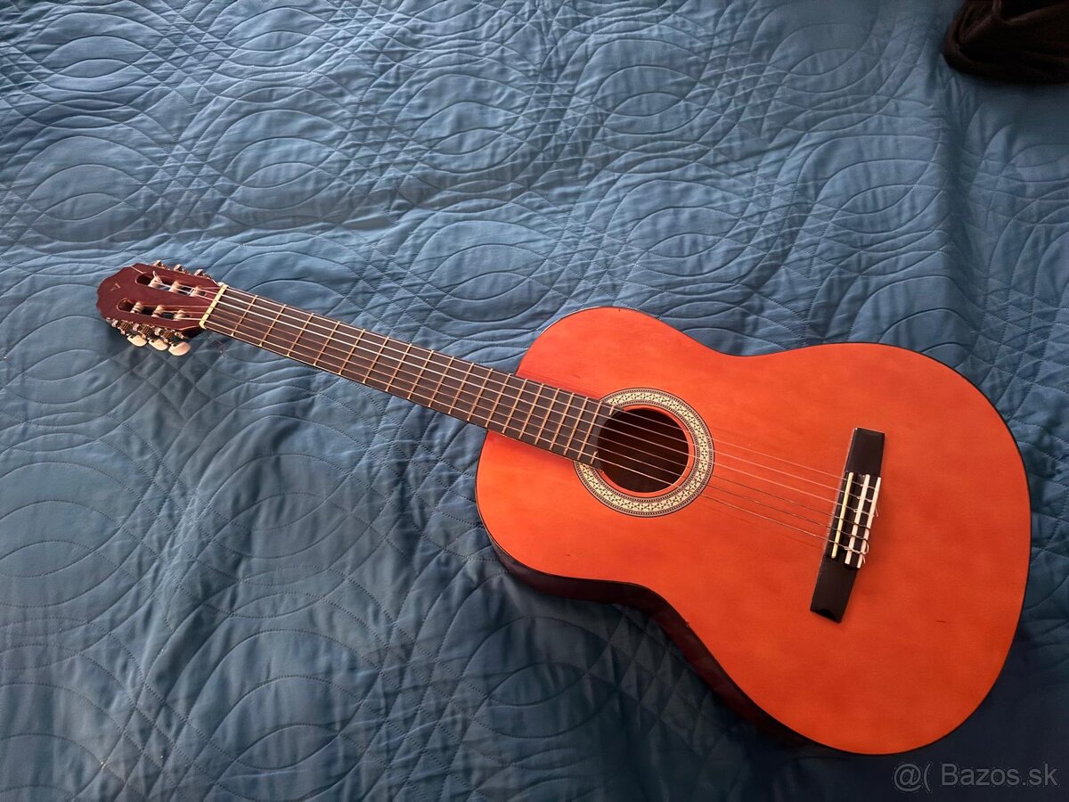 Stredná gitara valencia