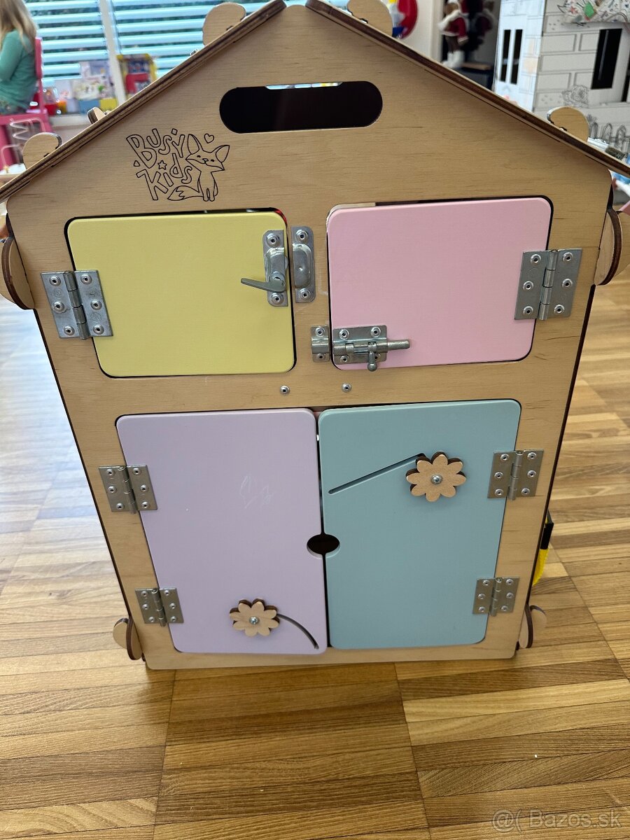 Activity board domček natura pastel