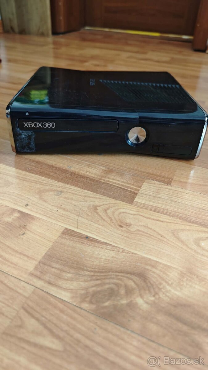 Predám X BOX 360 2 X JOYPAD 1 úplne nový KINECT + hry .