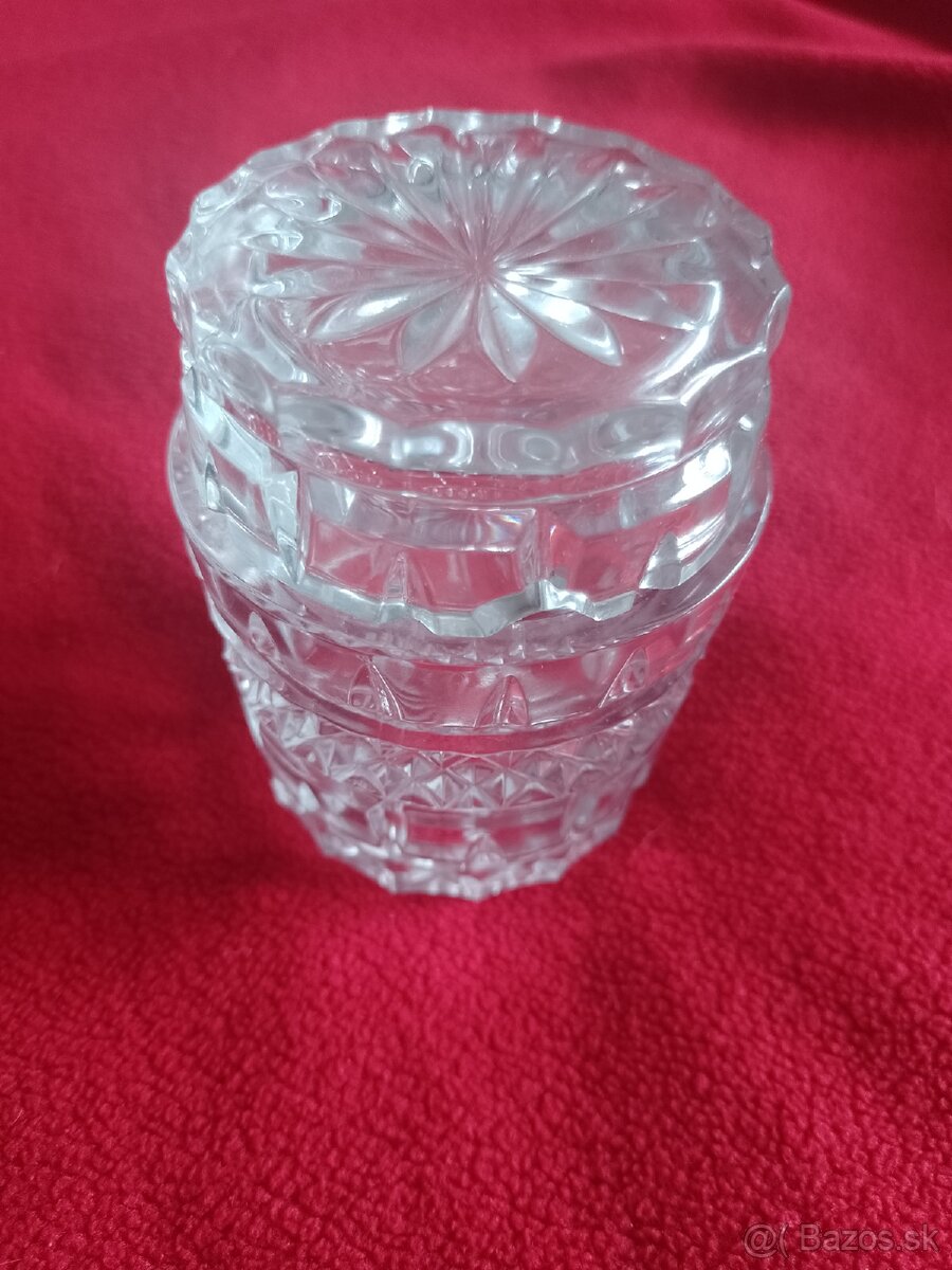 Zásobník na cigy+ popolník.