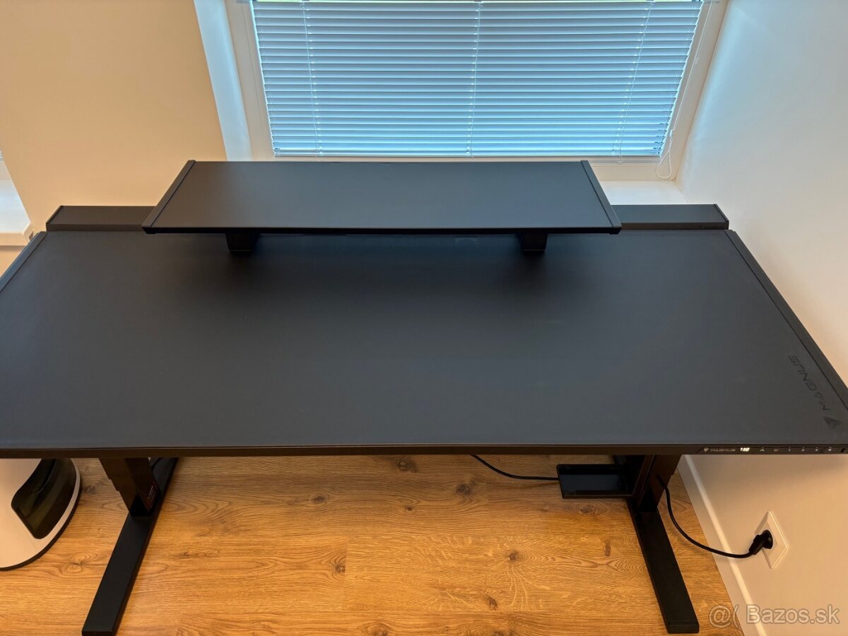 Predam vyskovo nastavitelny stol 150x70cm-Secretlab MAGNUS