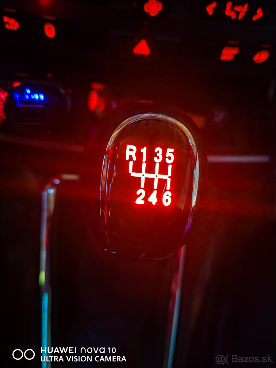 6 Rýchlostná riadiaca páka s LED podsvietením
