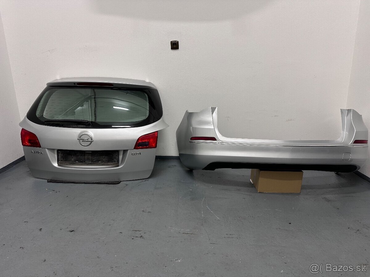 Opel Astra J Kombi face zadní část kufr nárazník výztuha